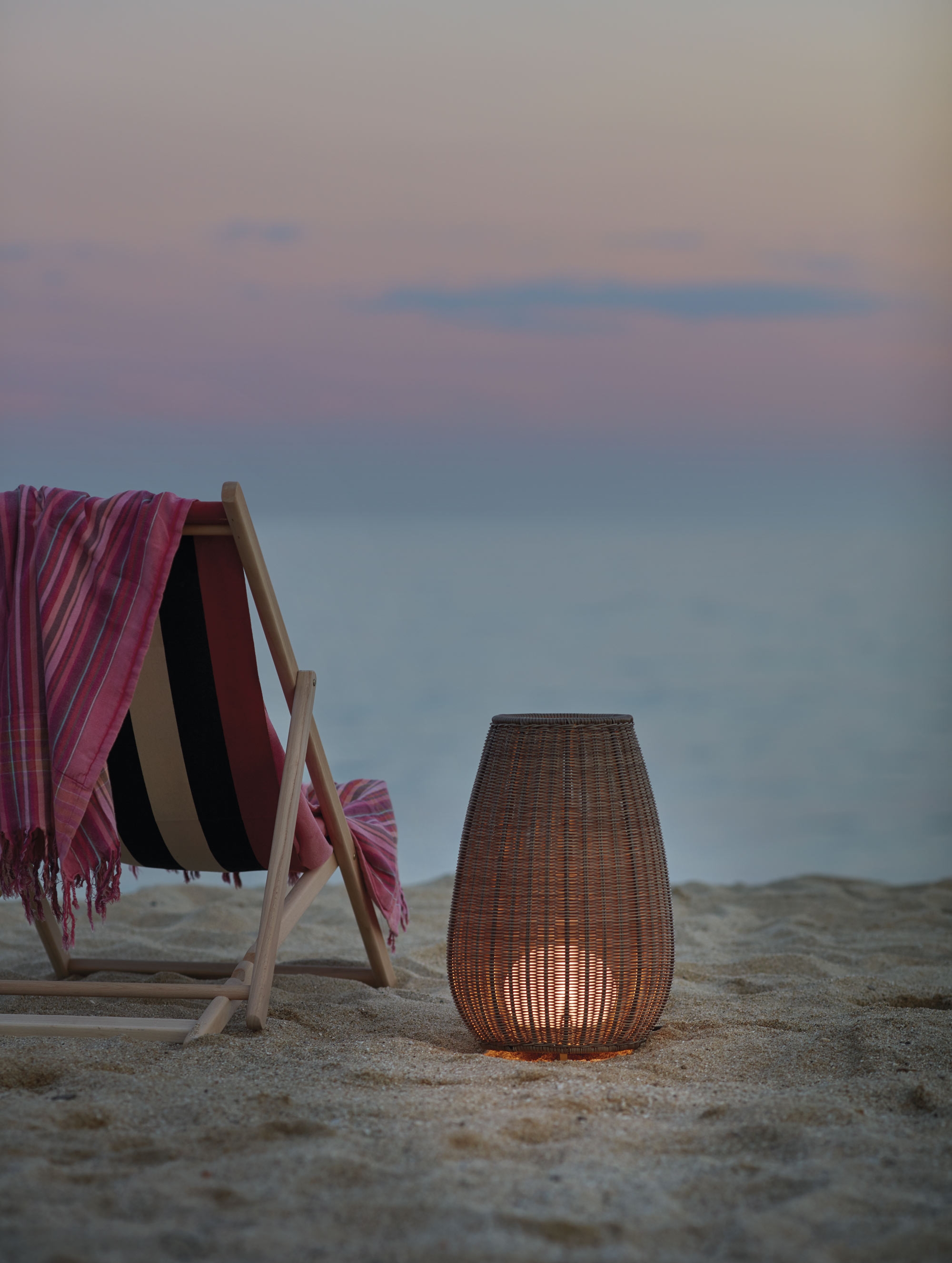 Designed for large spaces, the Amphora collection of lamps brings a warm atmosphere to outdoor and indoor environments, and it is now also available in a smaller size