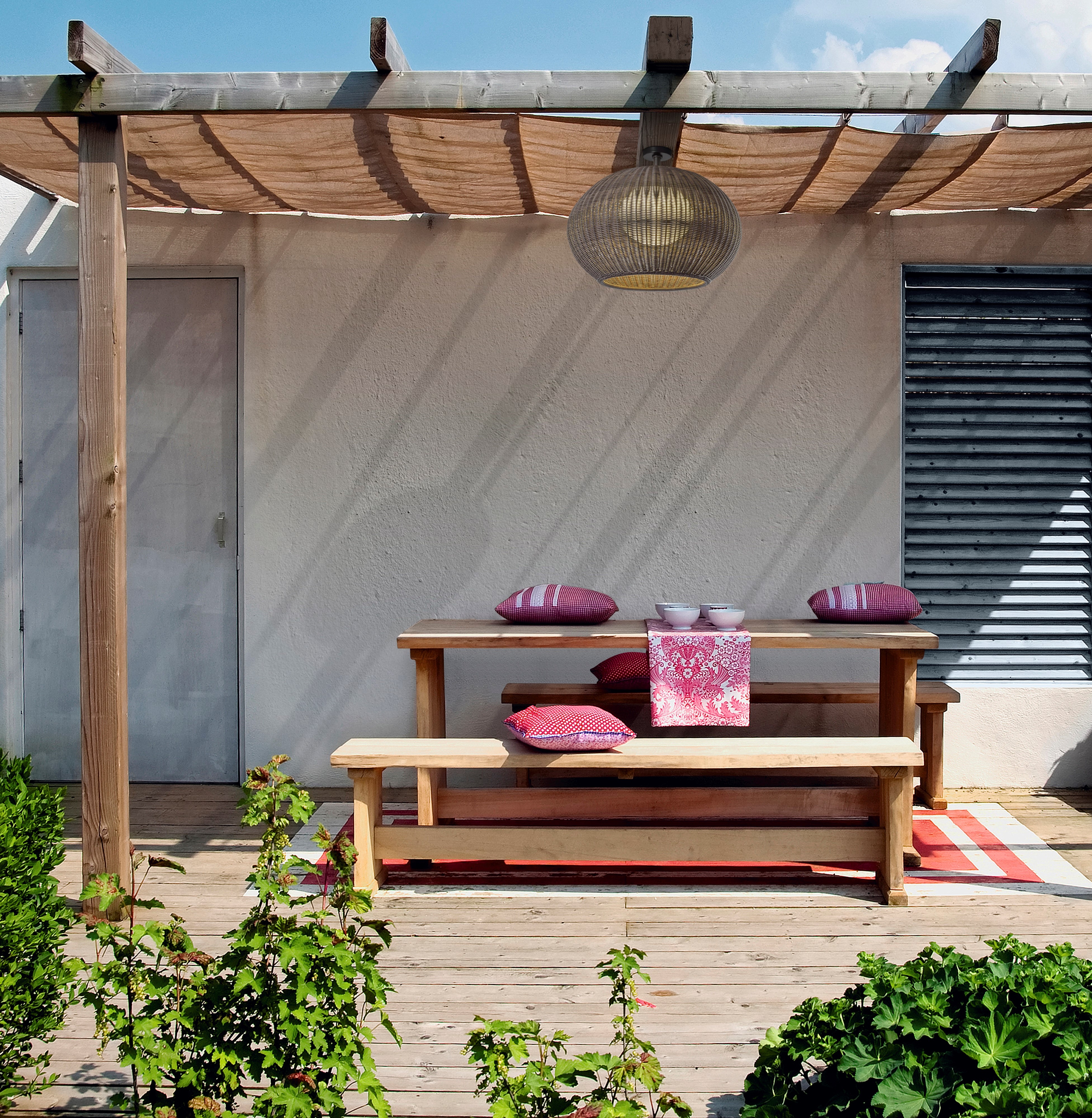 The natural form of the Garota lamp emits a harmoniously diffused light with its rounded, subtle and organic shape – now available in the Garota garland (above)