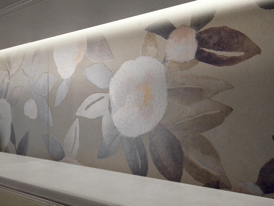 Opak und zart, die italienische Natur widerspiegelnd, bringt das Dekor Magnolia Vento Poesie und schillernde Akzente in den Badraum – hier in einer Vollwandnische