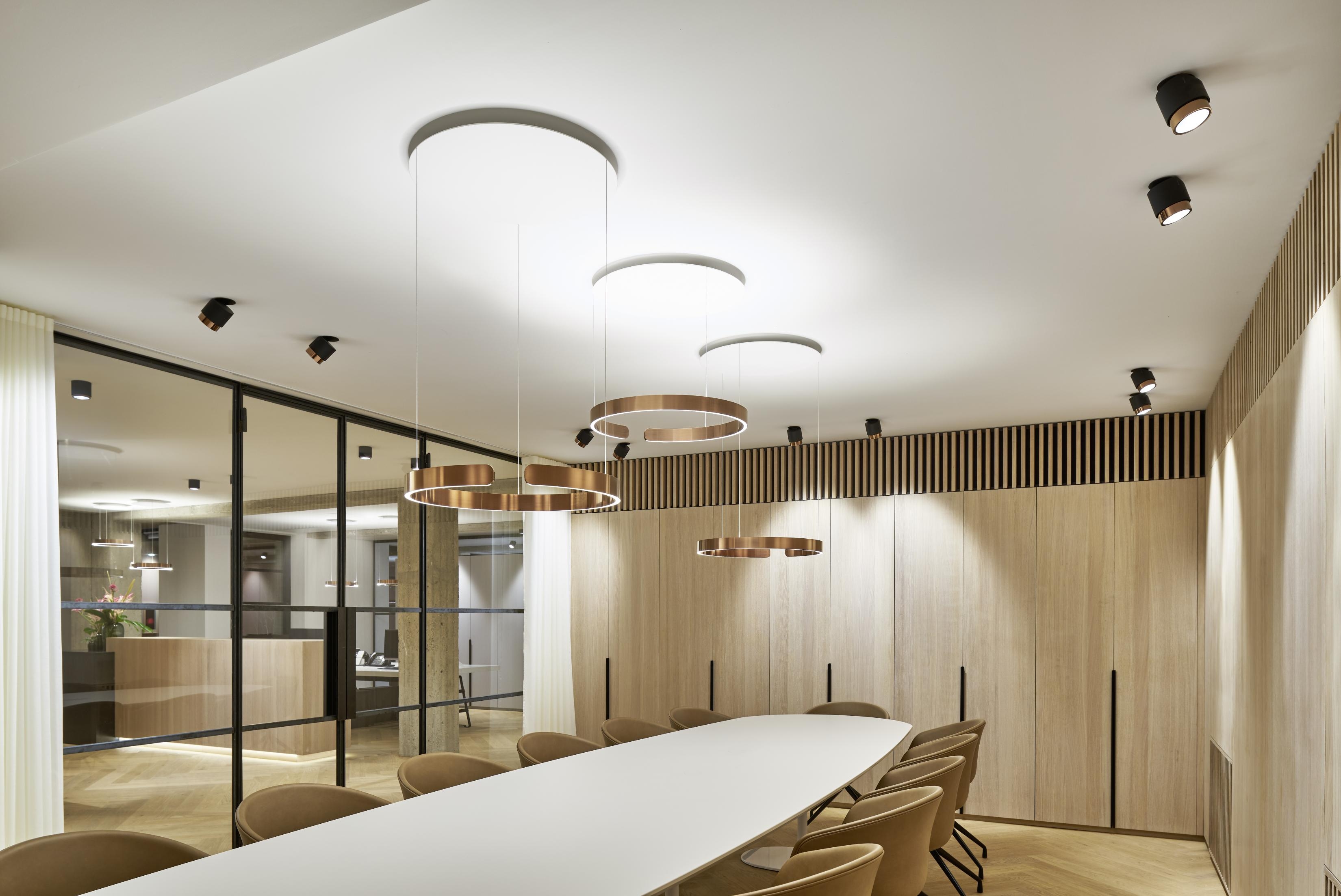 The inclusion of vertical surfaces enables efficient and pleasant illumination of rooms. This is because illuminated walls, as here with lui alto, appear brighter than horizontally illuminated surfaces such as the floor