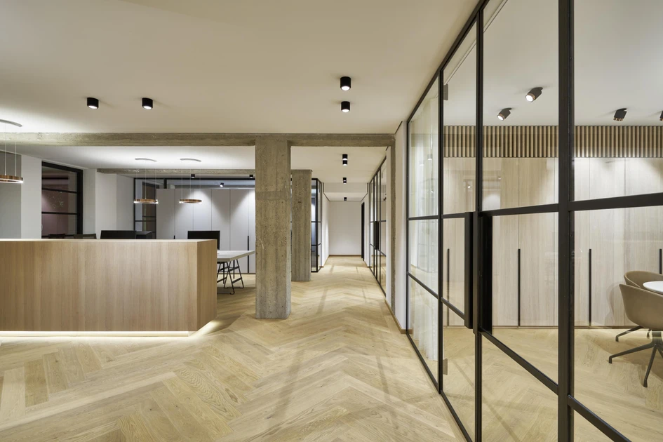 Top: The Più luminaire series as a recessed and surface-mounted spotlight in the Più piano, Più alto 3d and Più alto v variants. Bottom: The lui alto v downlight marks the way here, while the flexible lui alto spotlight illuminates vertical surfaces