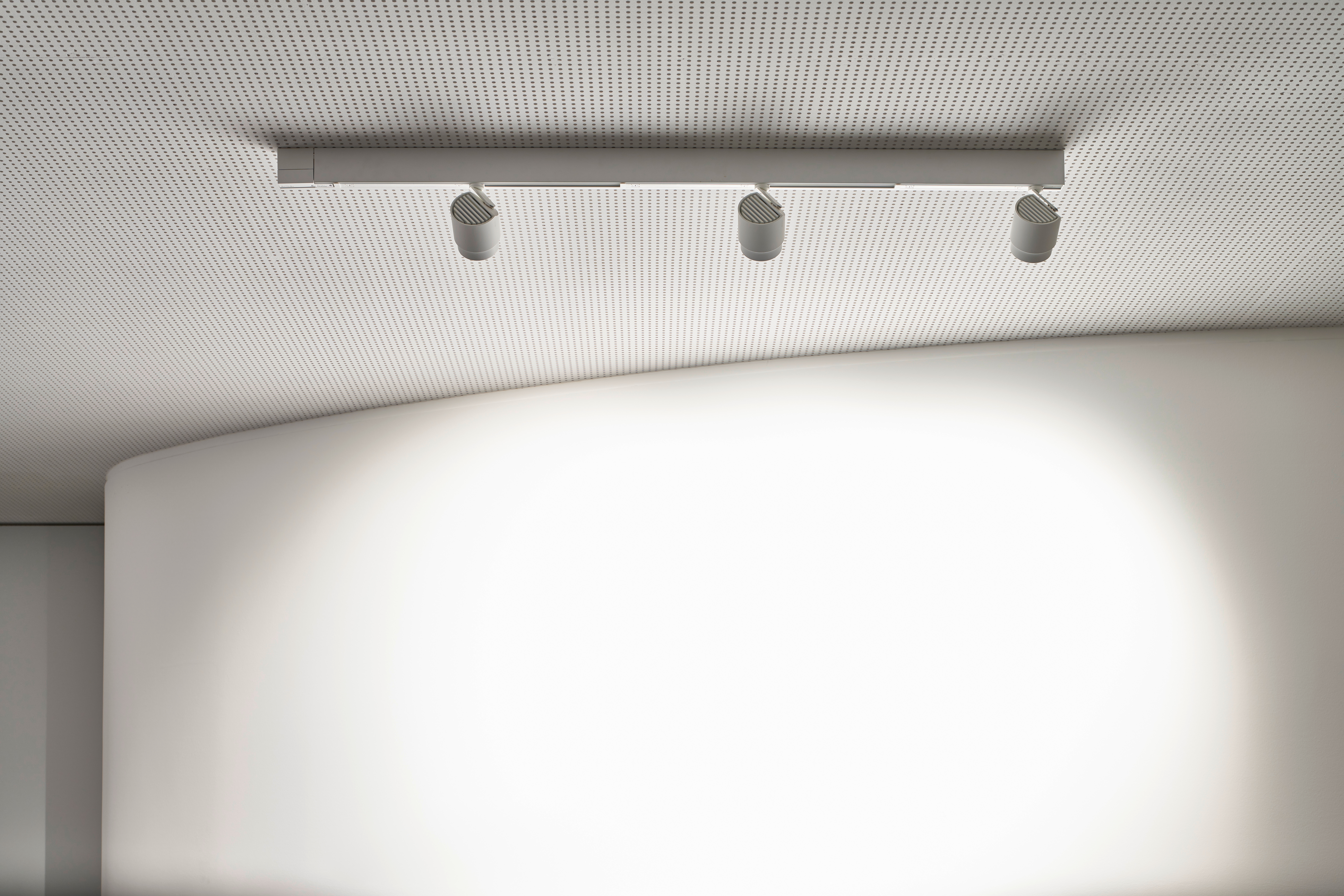Strong ambient light is produced by the Mito soffitto ceiling luminaire (top). Occhio has also designed lui spotlights with increased light output especially for the project sector. Here, lui pico pro power, also available for mounting and installation