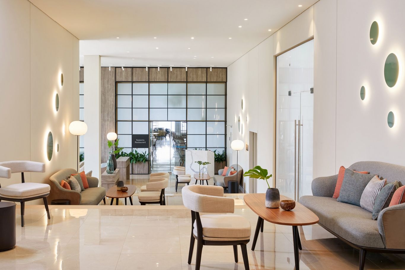 Jedes Bright-Projekt ist eine Zusammenarbeit mit Architekten und Ingenieuren, um die beste Beleuchtungslösung zu entwickeln. Für das Ever Eden Hotel in Anavissos arbeitete Bright an der gesamten Anlage, innen und aussen