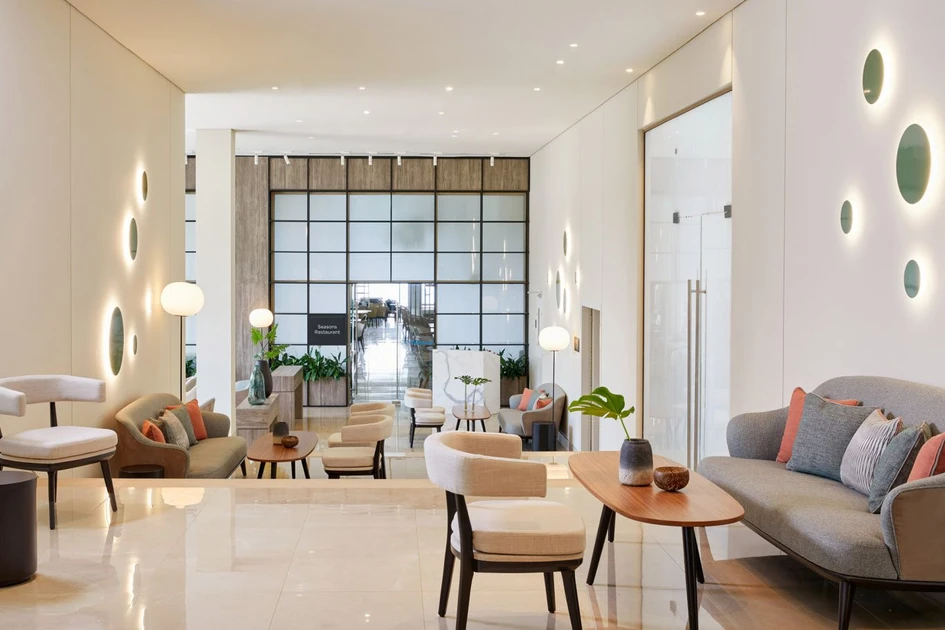 Jedes Bright-Projekt ist eine Zusammenarbeit mit Architekten und Ingenieuren, um die beste Beleuchtungslösung zu entwickeln. Für das Ever Eden Hotel in Anavissos arbeitete Bright an der gesamten Anlage, innen und aussen
