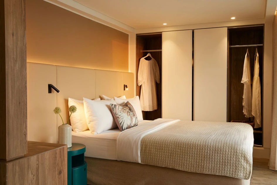 Jede Lichtlösung ist einzigartig auf das jeweilige Projekt zugeschnitten. Im Ever Eden Hotel in Anavissos werden im gesamten Hotel verschiedene Systeme eingesetzt, je nach den Bedürfnissen der einzelnen Räume