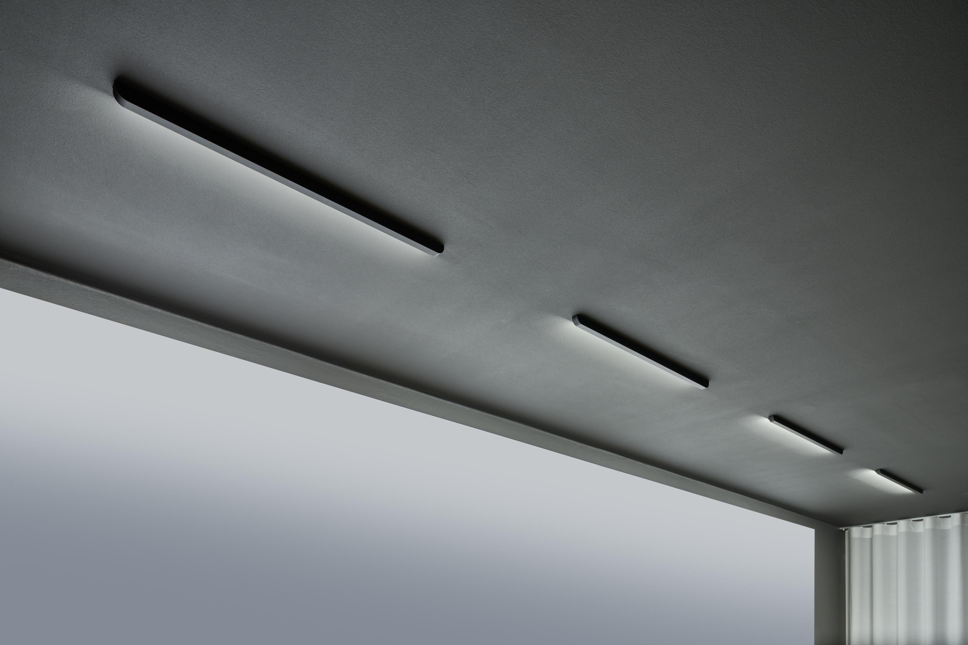 Thanks to a mounting plate for hollow ceilings, the Mito volo pure pendant luminaire’s canopy (top) disappears almost invisibly into the ceiling. The Mito alto side pure ceiling luminaire is installed just as discreetly using a recessed plate