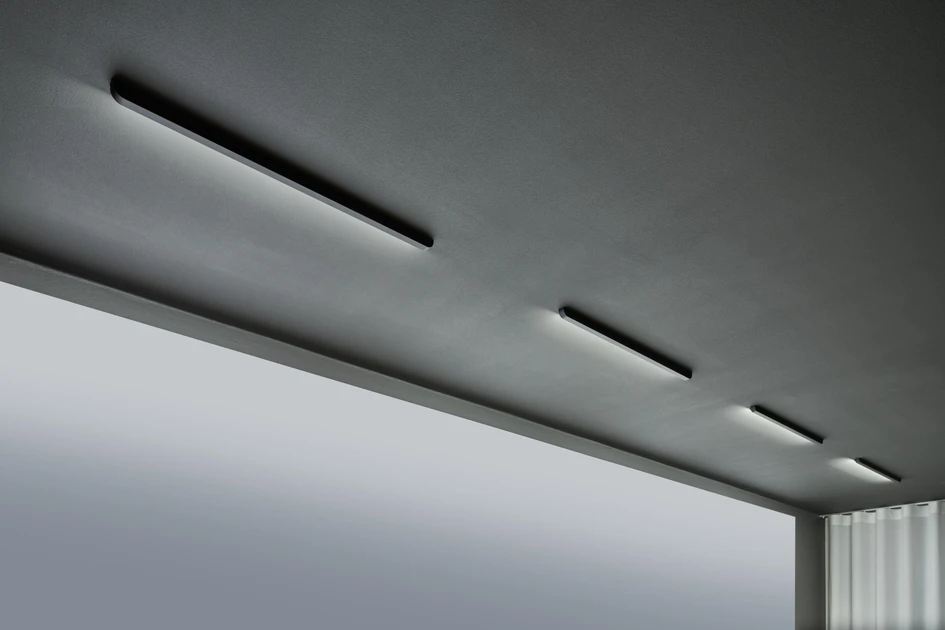 Thanks to a mounting plate for hollow ceilings, the Mito volo pure pendant luminaire’s canopy (top) disappears almost invisibly into the ceiling. The Mito alto side pure ceiling luminaire is installed just as discreetly using a recessed plate