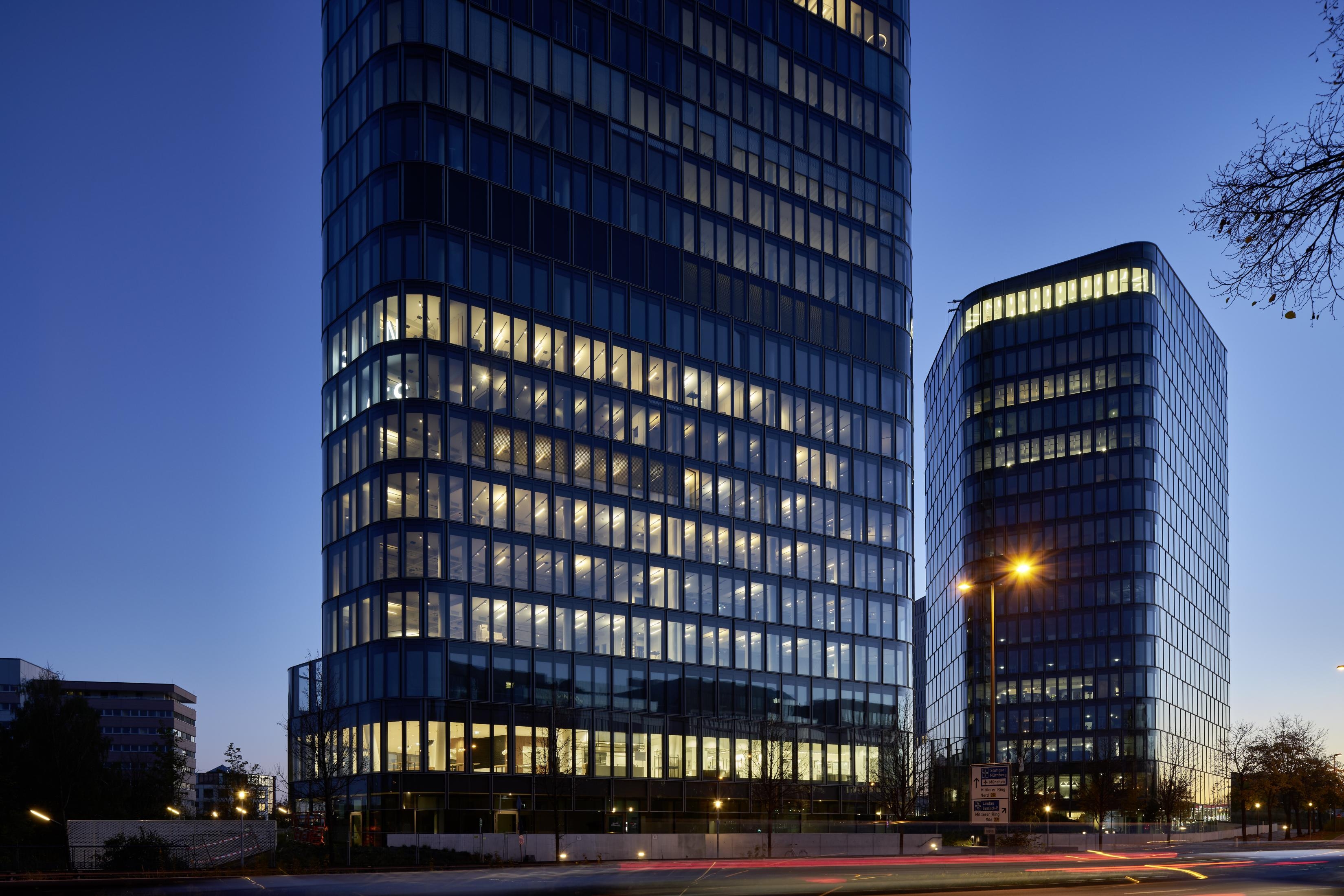 At the Munich location of coworking provider Design Offices, over seven floors around 9,000 sqm of office and conference rooms, as well as the lounge areas, are holistically illuminated by Occhio 