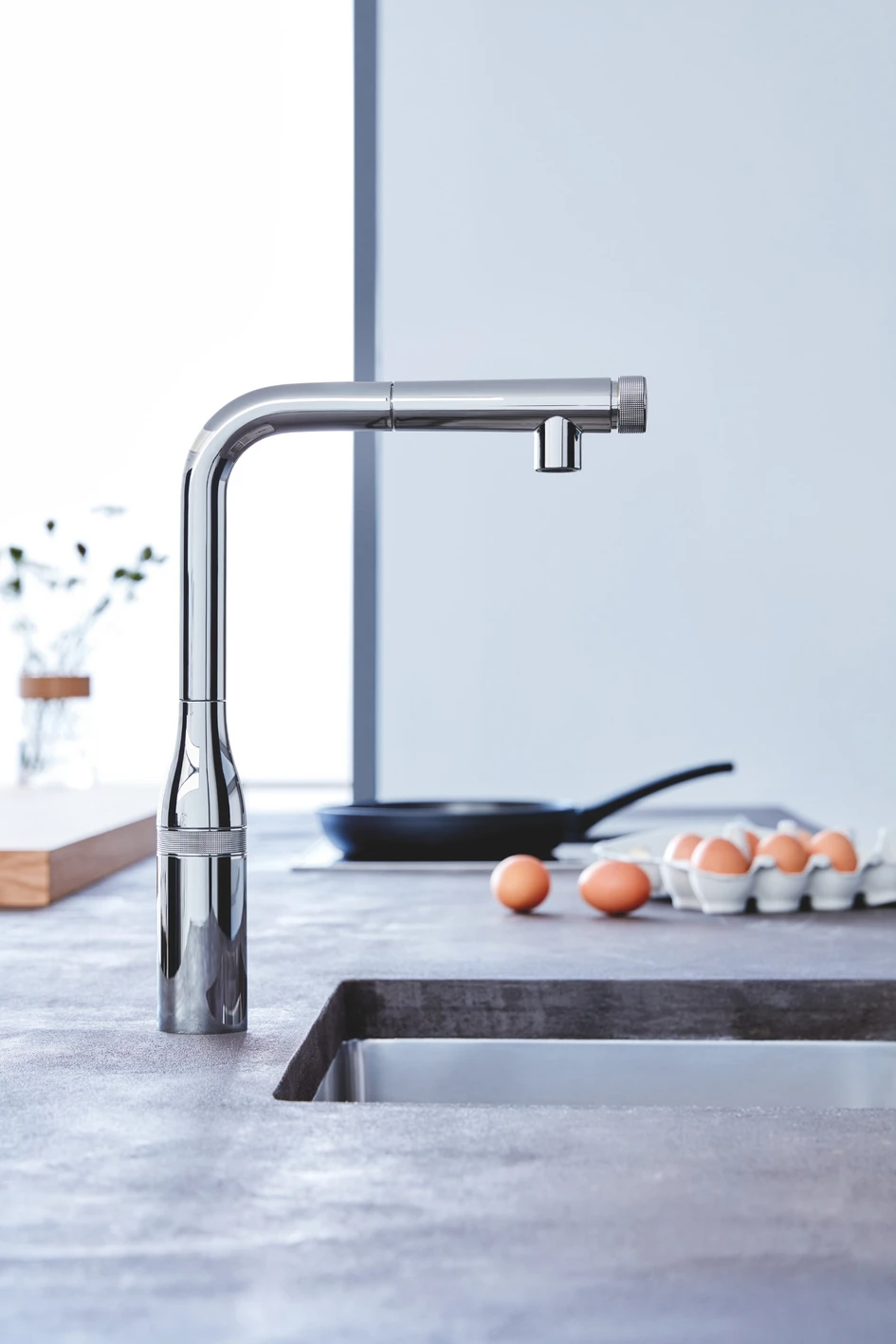 While the mixers in the Essence series are available in various sizes, finishes and colours, they are united by GROHE's long-lasting quality