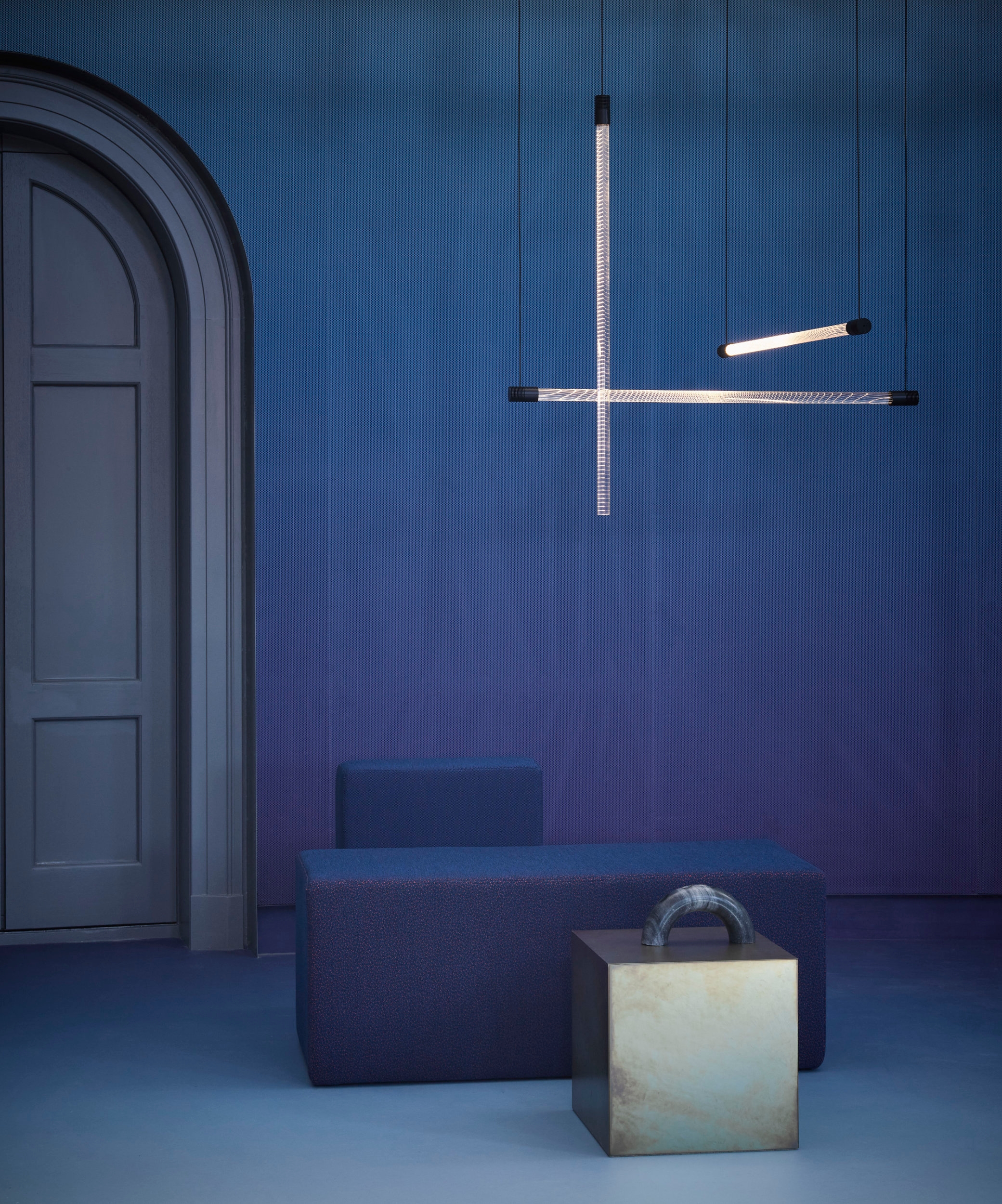 Vapour is available in single, individual light formats or as three- or five-light chandeliers. For a truly artistic installation, however, multiple Vapours can be grouped together in a completely unique constellation