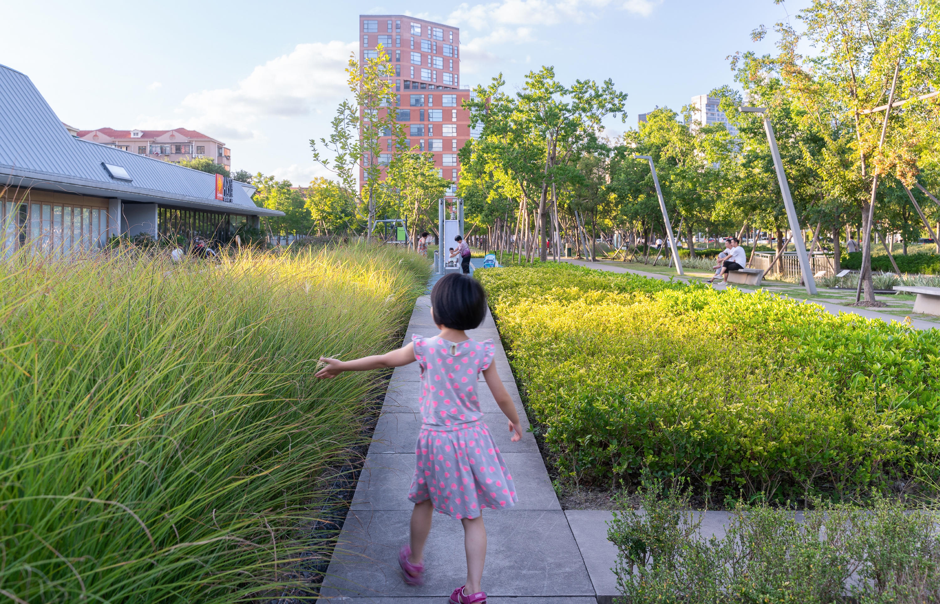 The Xuhui Runway Park In Shanghai by Sasaki Associates was created from an old airport runway. Photo: Insaw Photography
