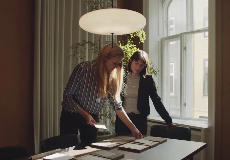 Farbexpertin Sara Garanty (links) arbeitet mit einer Trendforscherin zusammen und nutzt Wissenschaft und Psychologie, um die Color-All-Palette von Rockfon zu verfeinern