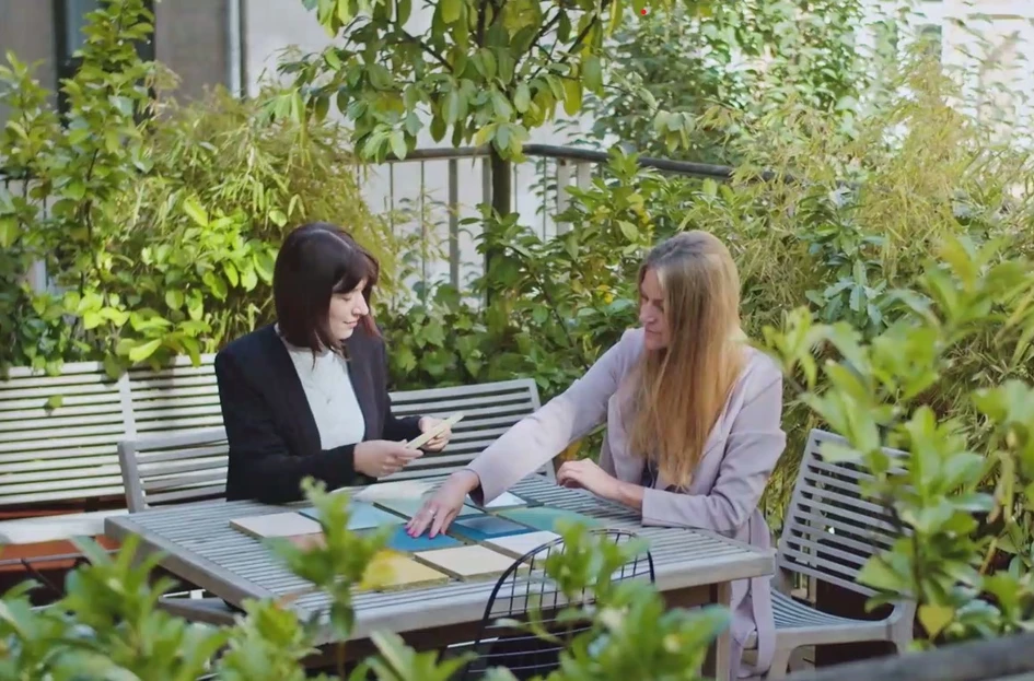 Farben, die sich auf die Natur beziehen, haben die stärkste Wirkung auf das Wohlbefinden – einer der Grundwerte von Rockfon für seine Akustikdesigns