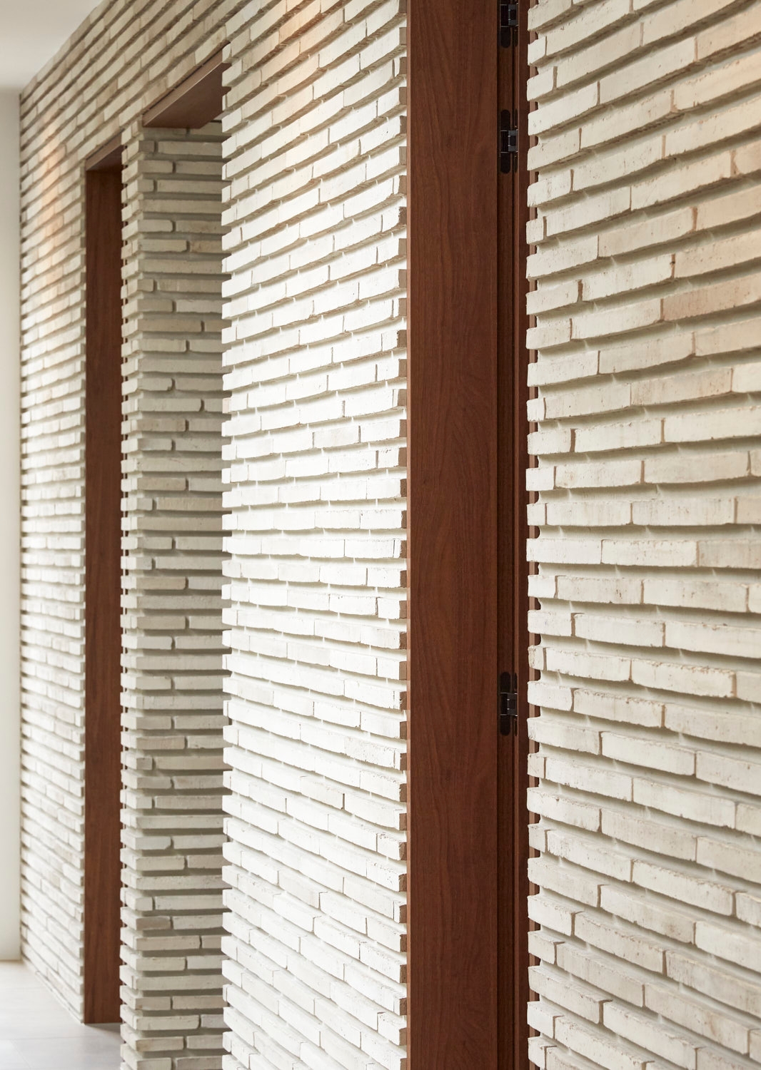 A deep-set mortar application brings an iconic texture to the brickwork in this Sydney home. The effect complements the use of warm, natural wooden slats elsewhere in the building’s exterior