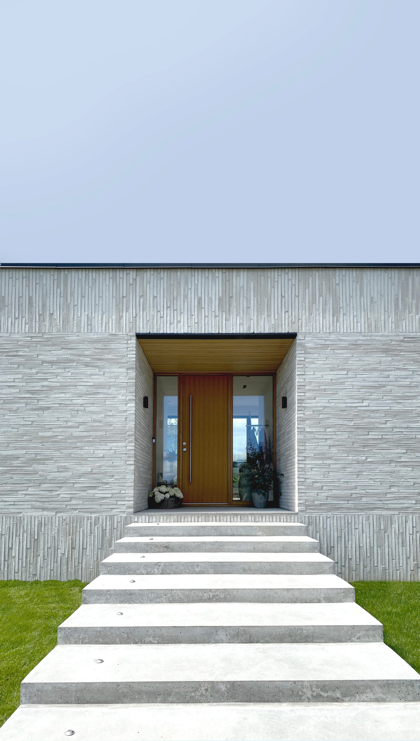 By using reorientated RT 154 Ultima bricks and gently rising steps, architects Christoffersen & Weiling seductively draw the eye to the entranceway of this beach-front property in Aaarhus, Denmark