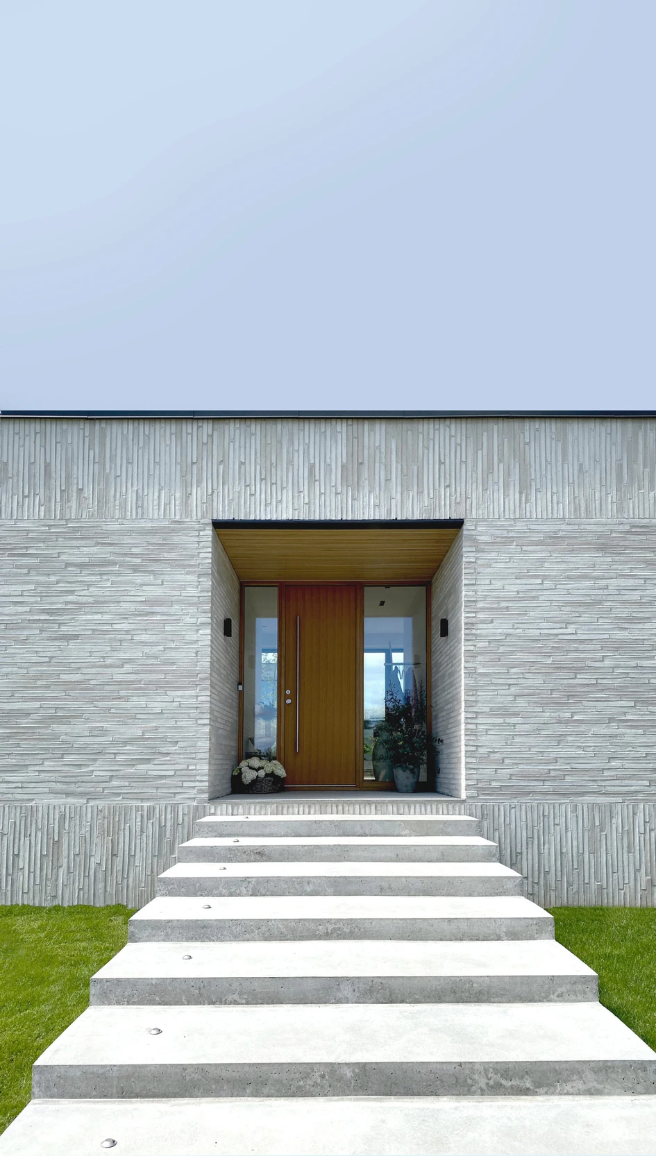 By using reorientated RT 154 Ultima bricks and gently rising steps, architects Christoffersen & Weiling seductively draw the eye to the entranceway of this beach-front property in Aaarhus, Denmark