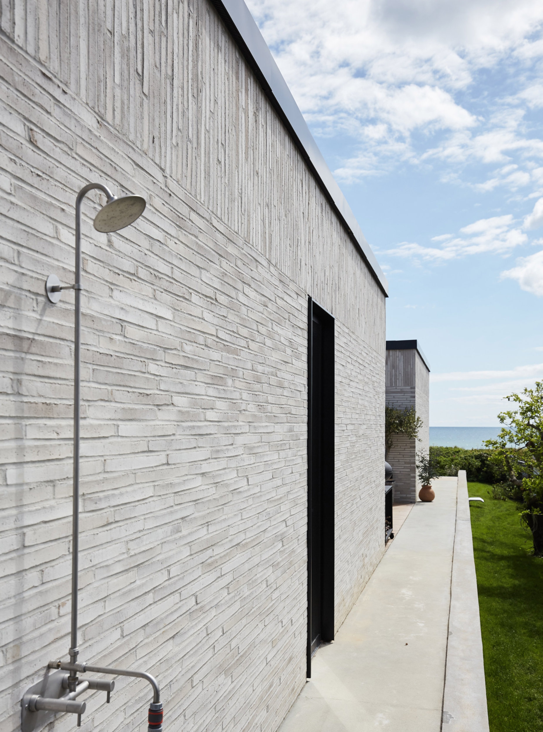 Inspired by the form of the RT 154 Ultima brick itself, architects Christoffersen & Weiling designed the single-storey home to complement the beach’s horizon line