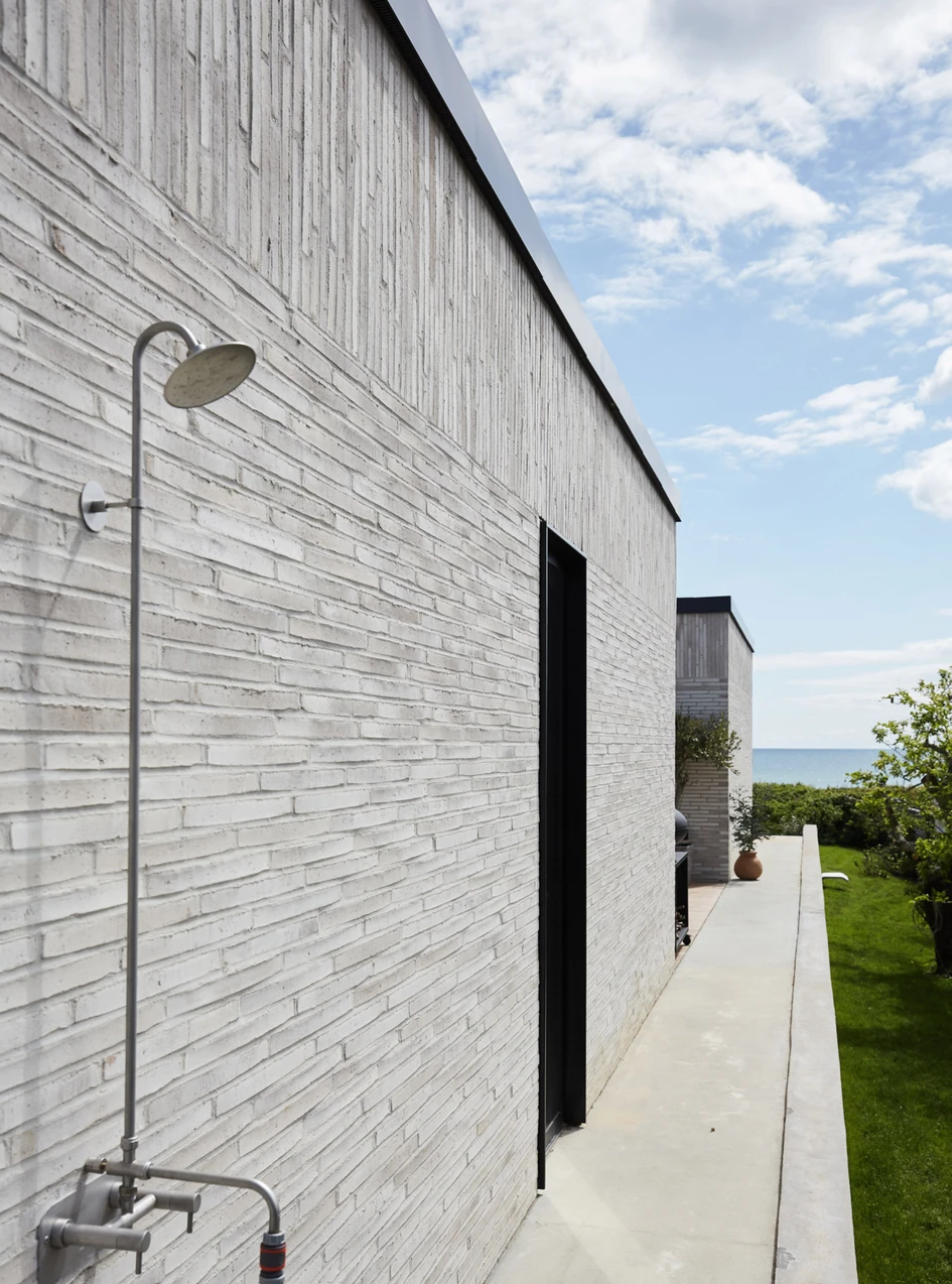 Inspired by the form of the RT 154 Ultima brick itself, architects Christoffersen & Weiling designed the single-storey home to complement the beach’s horizon line