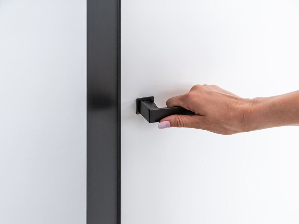 After years of being minimised, Eclisse 40 celebrates the door as an important feature of a room. Coming in a dark bronze or graphite bronze finish, it is easily matched to other door hardware