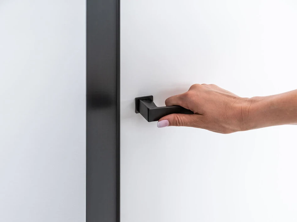 After years of being minimised, Eclisse 40 celebrates the door as an important feature of a room. Coming in a dark bronze or graphite bronze finish, it is easily matched to other door hardware