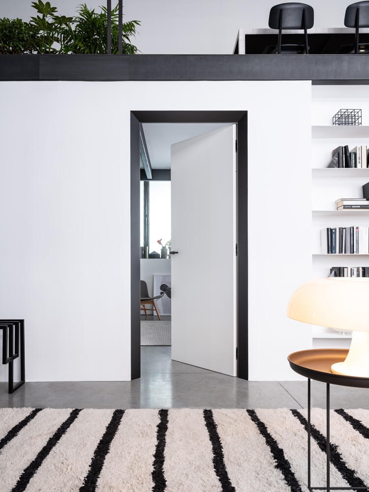 Eclisse 40 is a new and innovative splayed doorframe, finely-engineered in anodised aluminium. Taking the edge off doorways, it gently injects character into featureless walls