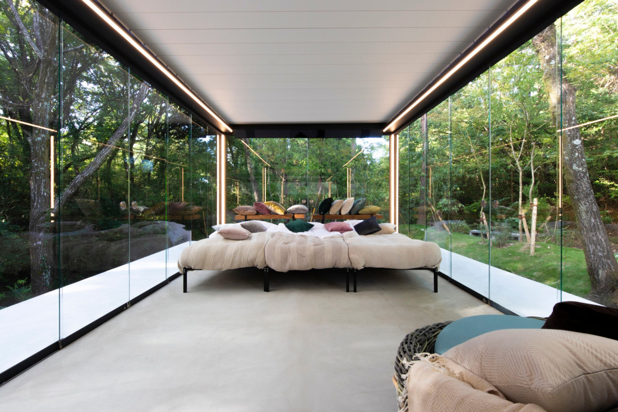 Renson’s products are designed to collaborate so elements such as sliding glass walls, Loggia sliding panels or LED lighting can be integrated into the Carmague Skye for endlessly adjustable ambience