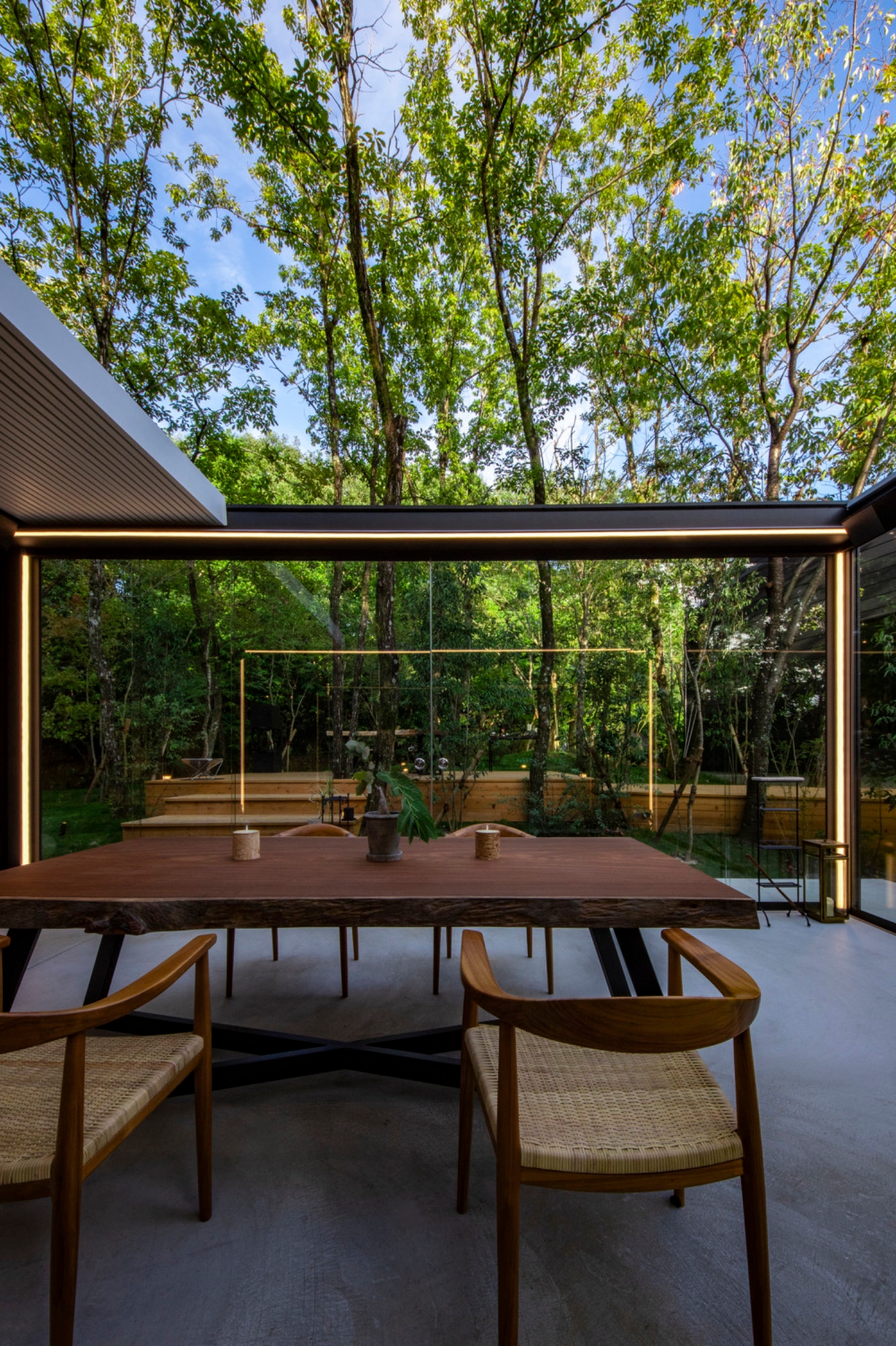 The Renson Carmague Skye offers a cover with maximum flexibility for designers – it can be built freestanding, attached to an outer wall, or connected on the pivot side
