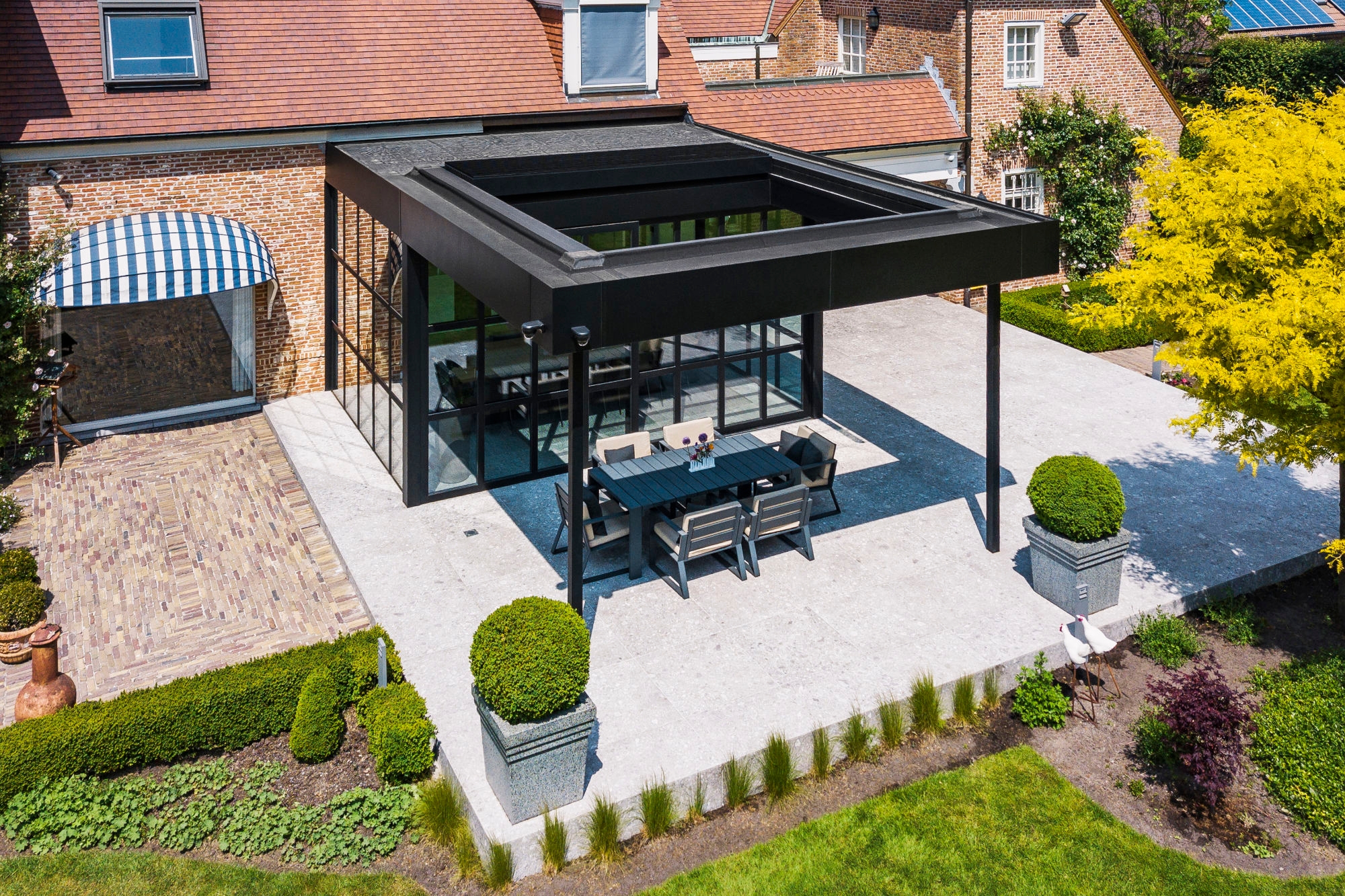 Renson’s attention to design detail means that this bladed roof can be seamlessly integrated into existing structures, so it feels inseparable to architecture