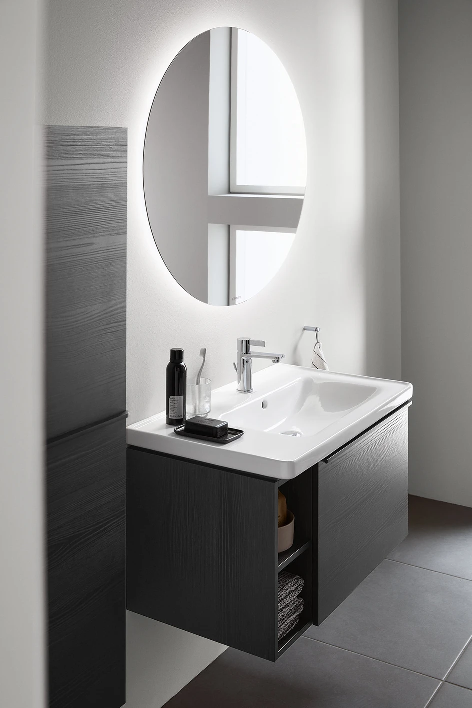 Die Serie Licht + Spiegel von Duravit bietet kreisrunde und rechteckige Spiegelmodelle, die perfekt zum klaren Design von D-Neo passen und zugleich mit indirektem Licht für eine angenehme Beleuchtung sorgen