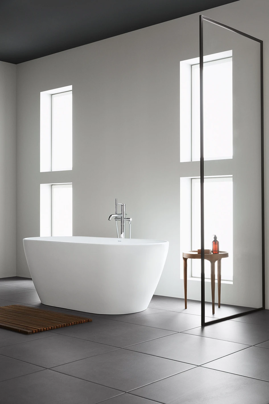 Eine freistehende Wanne in einem günstigen Preissegment ist ungewöhnlich, aber machbar – wie Duravit mit der Linie D-Neo eindrucksvoll beweist