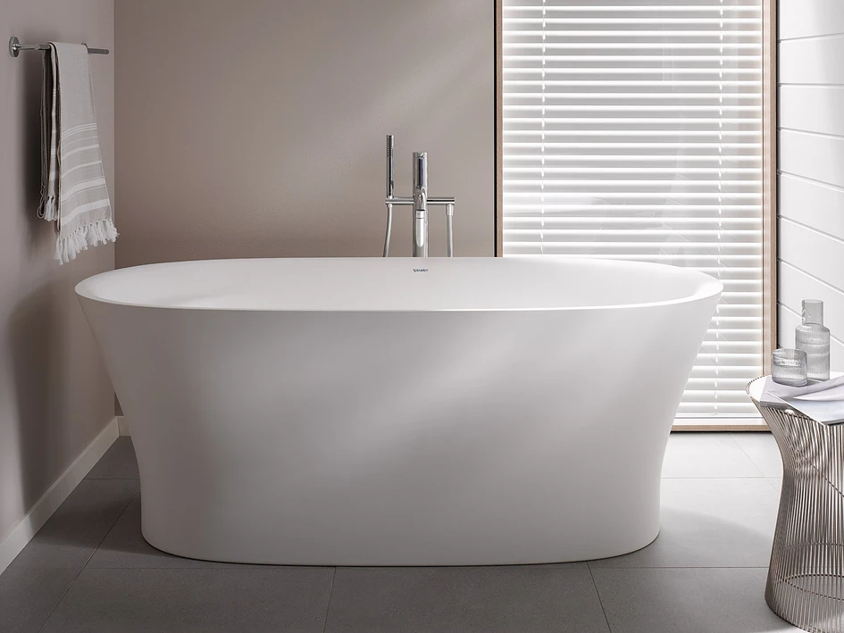 The bath is made of Duravit’s high-quality DuraSolid® material which gives it a pleasantly warm feel and a matt appearance