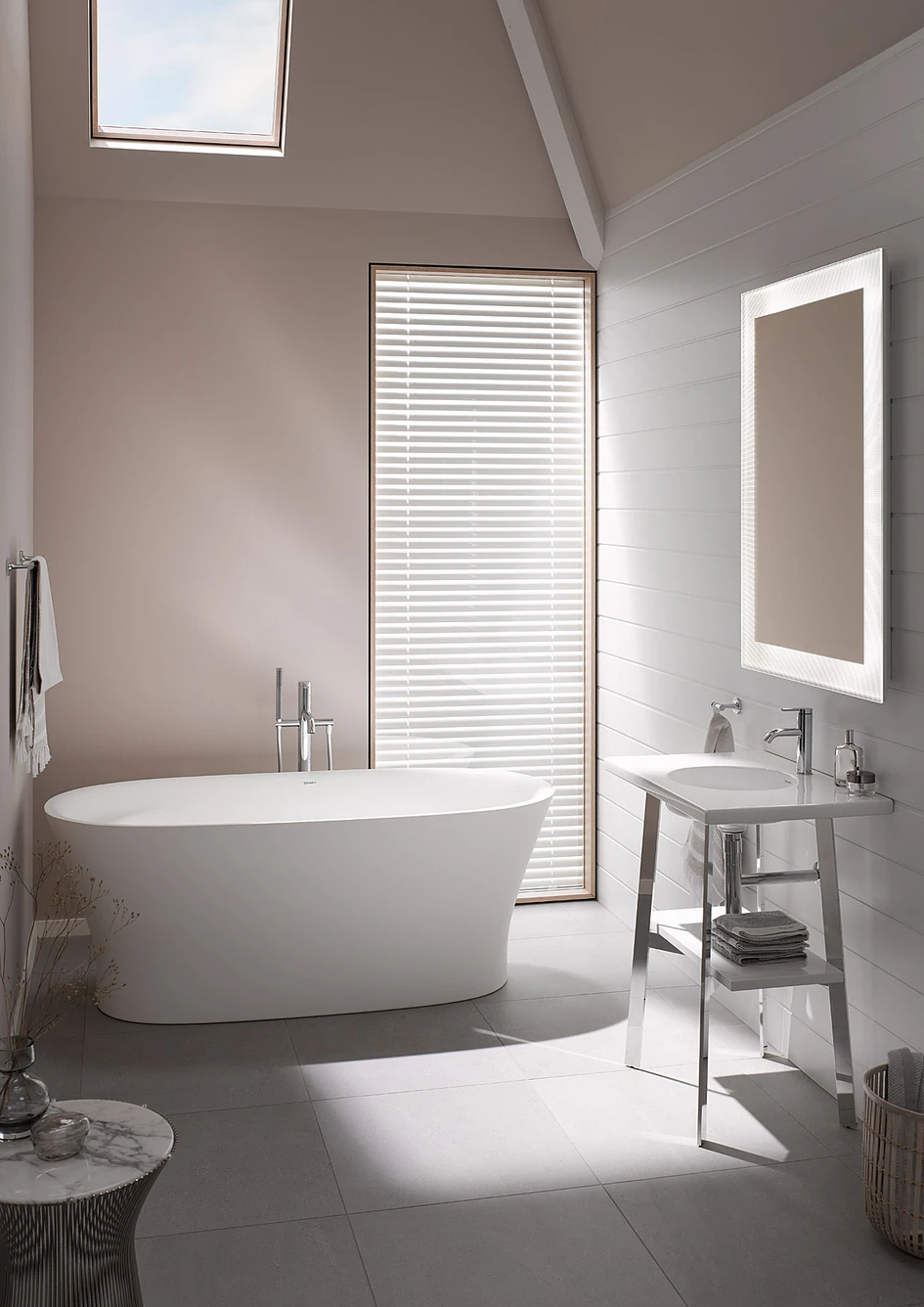 Making a small room look spacious is not easy but Philippe Starck makes it look effortless with Cape Cod. The Duravit series even offers a comfortable freestanding bath 