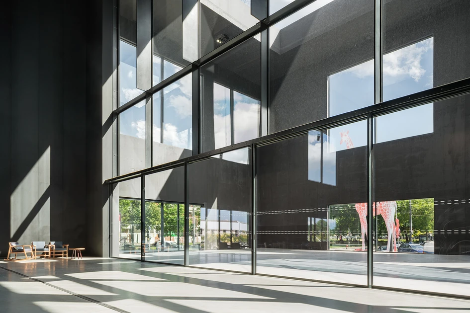 The black, monumental concrete facade of the new Le Maillon makes an imposing impression on the visitor at first glance, but inside, a building full of light, volume and emptiness opens up