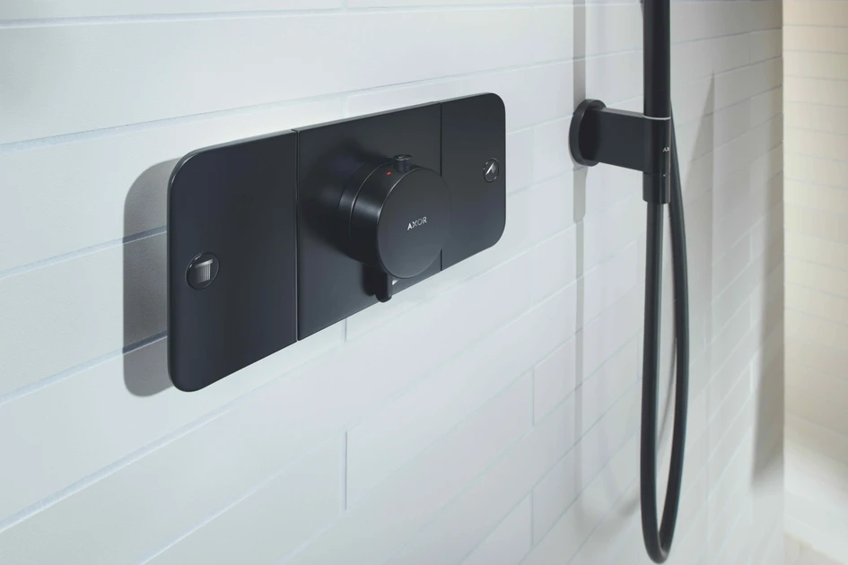 Hand showers and rain showers are controlled via large buttons on the AXOR One control panel. The water quantity (rear ring with small lever) and the water temperature (front) can be set on the rotary knob