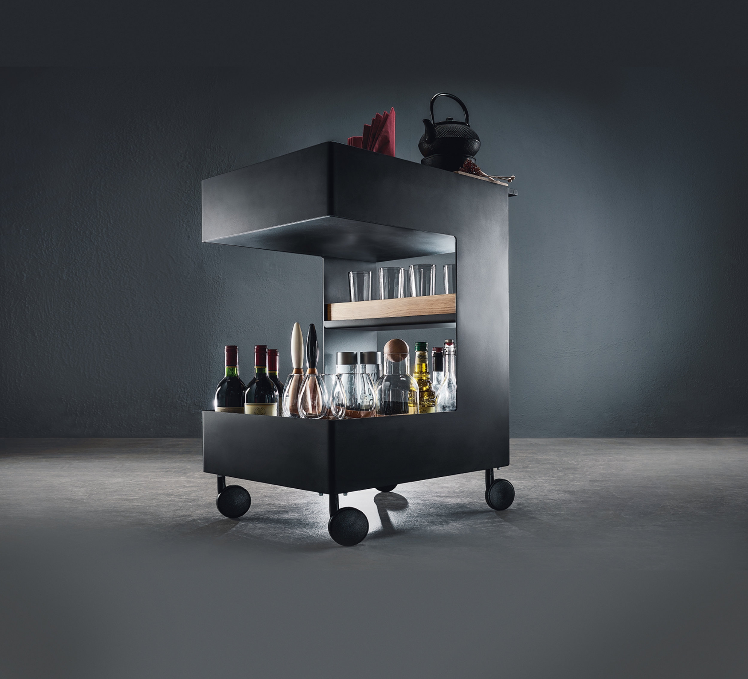 The ‘Trolley’, developed by next125, the premium brand of the kitchen manufacturer Schüller, invites us to bring more movement into our everyday lives