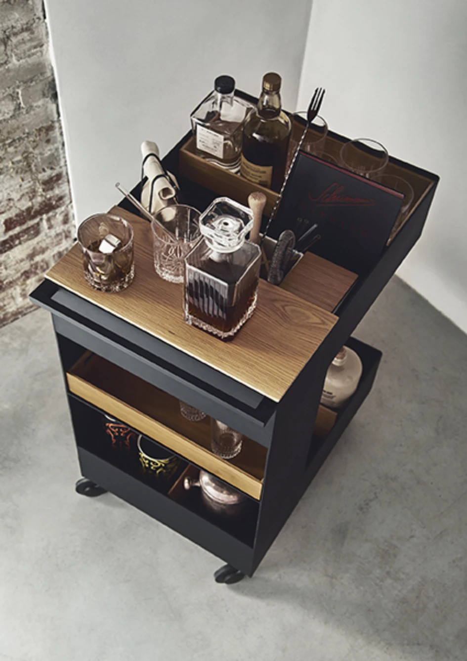 Thanks to its variable features, the minimalist serving trolley can easily be adapted to different needs