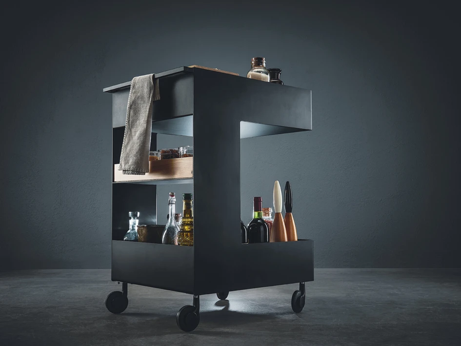 next125’s newcomer is available in different versions: The basic body with four castors and a bar handle in onyx black is identical in each case. The additional elements in natural oak make individualisation possible