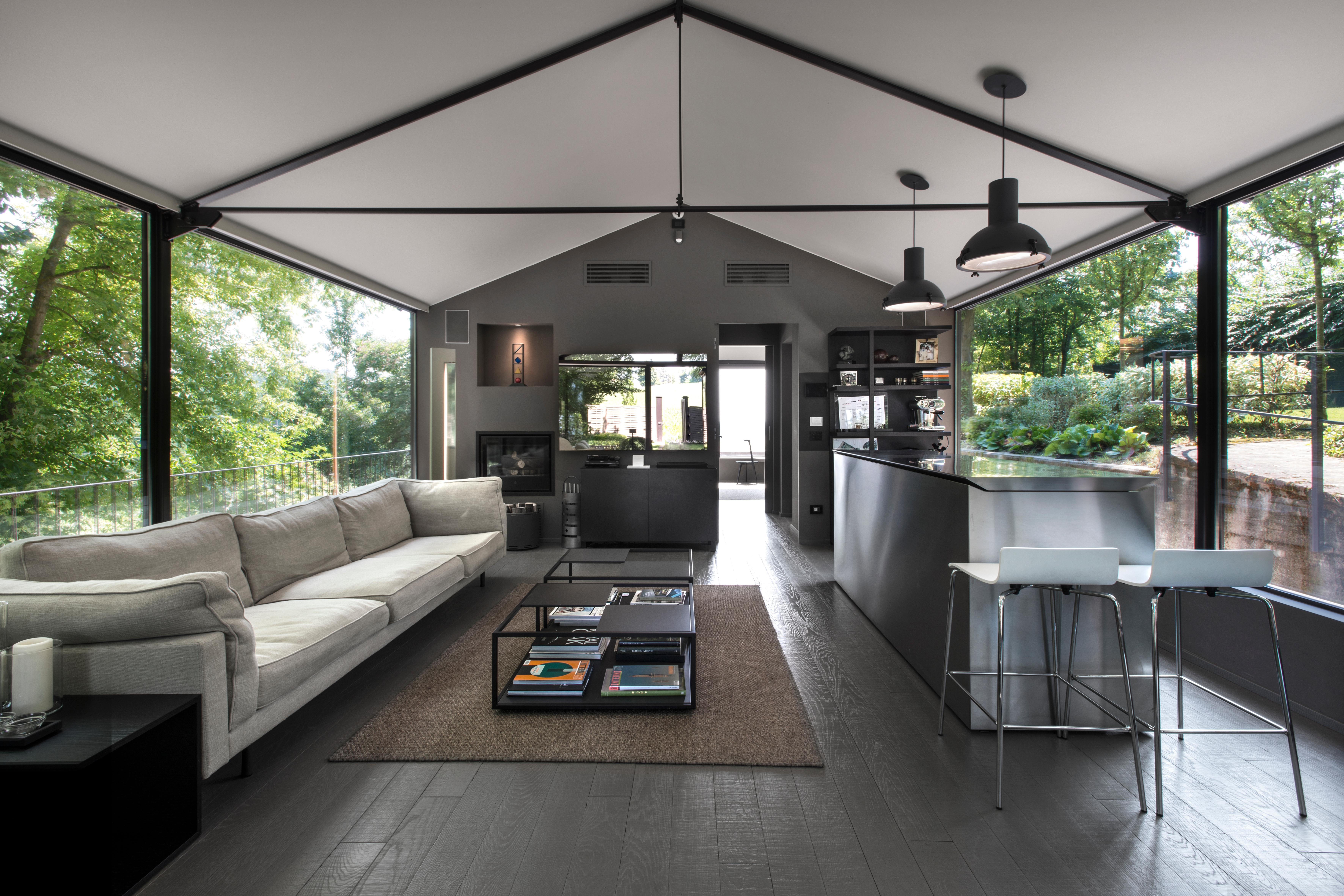 De Padova’s extra-long Square 16 sofa uses its considerable length to fit perfectly into the elongated floor plan of the stunning Glass House in Basso Monferrato, Italy