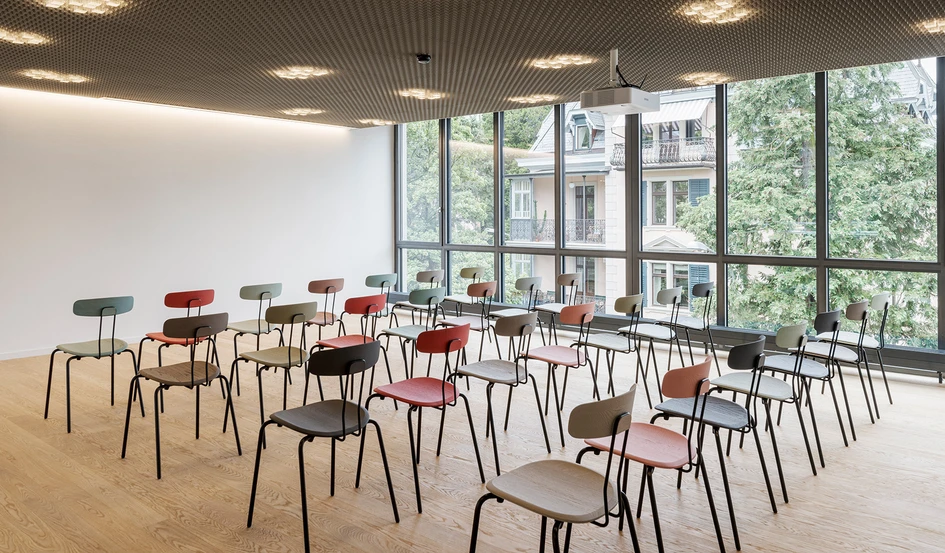 The SCNSI in Zurich was furnished with the Okito chair designed by design studio Läufer & Keichel. © Beat Bühler