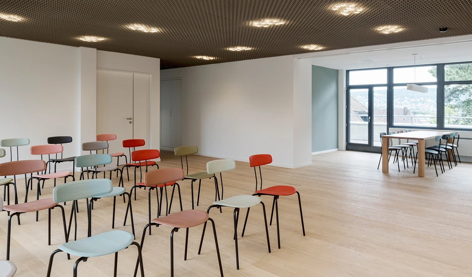 The light-looking Okito chair, shown here in various colour stains, is well suited to situations where individual, mobile seating solutions are required. © Beat Bühler