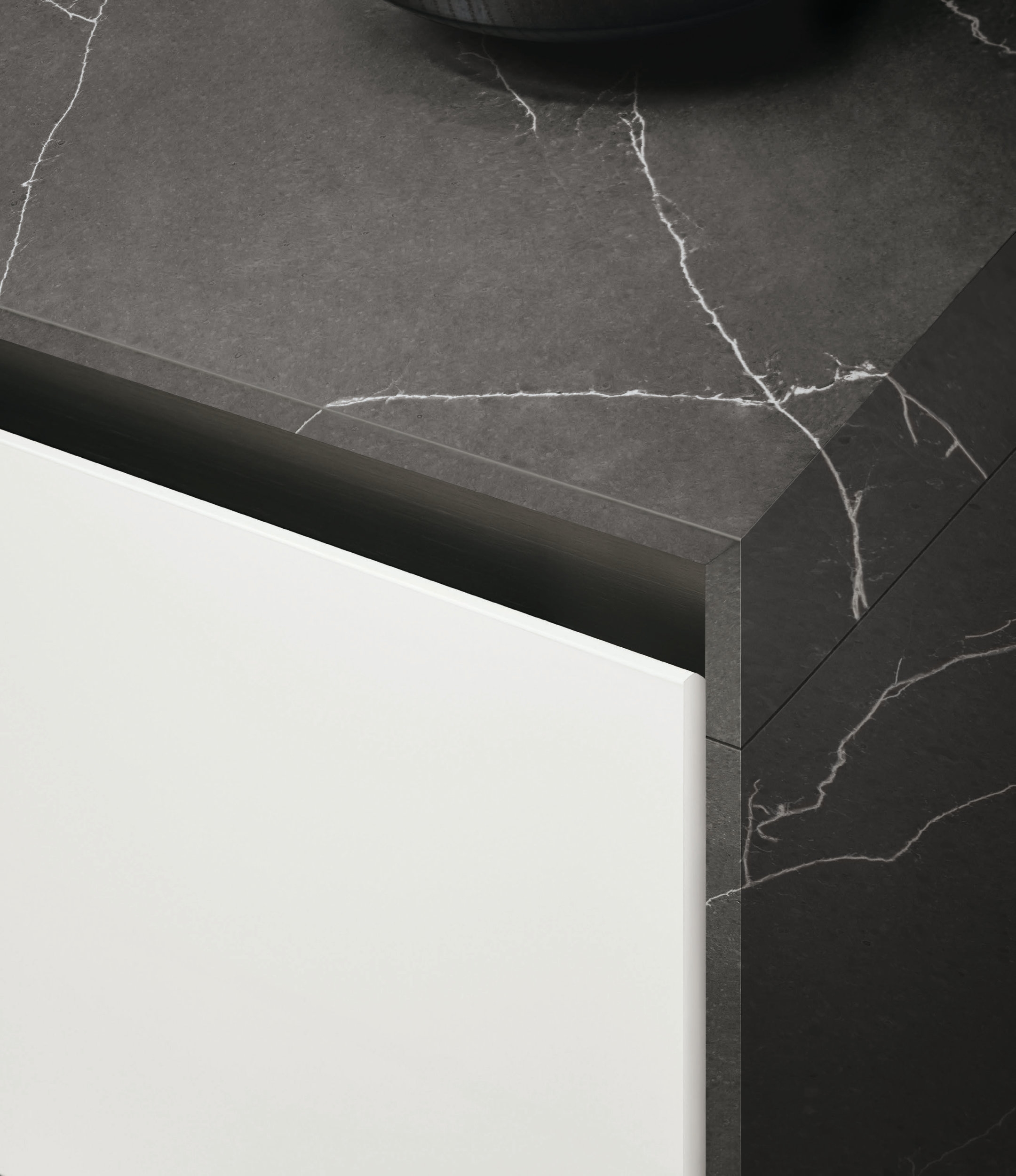 In the video (top), architect Antonio Citterio presents Thea. The clean, architectural finish is achieved thanks to the new Gola Profile developed by Citterio. The continuous handles appear simply as a dark groove, but operate smoothly to open the units