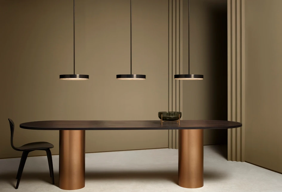 Die Stäbe der Pendelvariante von Anvers können in verschiedenen Längen eingestellt werden, sodass kreative, individuelle Installationen sowohl in kleinen als auch in größeren Räumen möglich sind