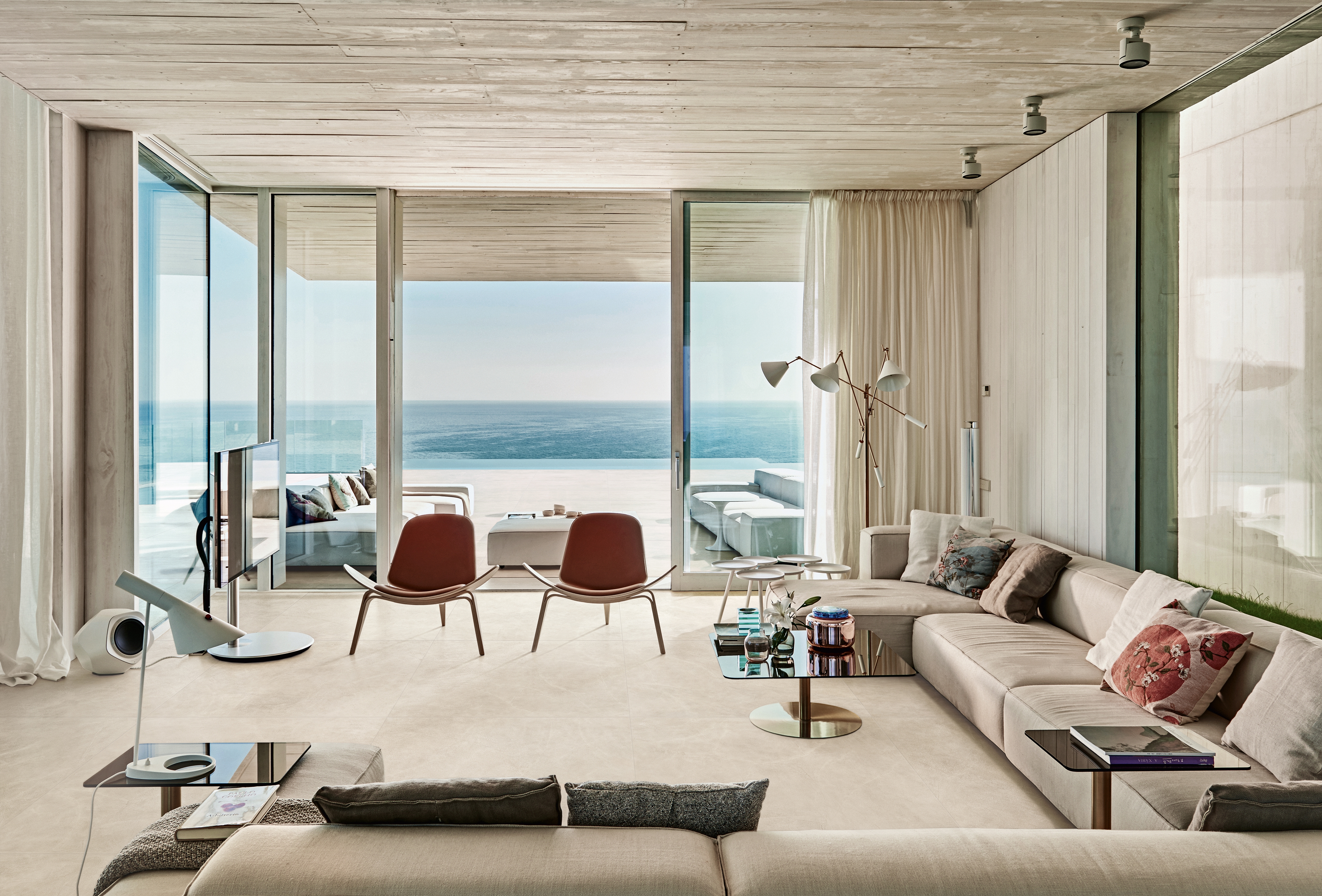 An inspired creative choice for stand-alone interior and exterior projects, but when the two meet, Atlas Concorde’s all-environment ceramics range stitches together the separate spaces into one whole. Photo courtesy of Atlas Concorde