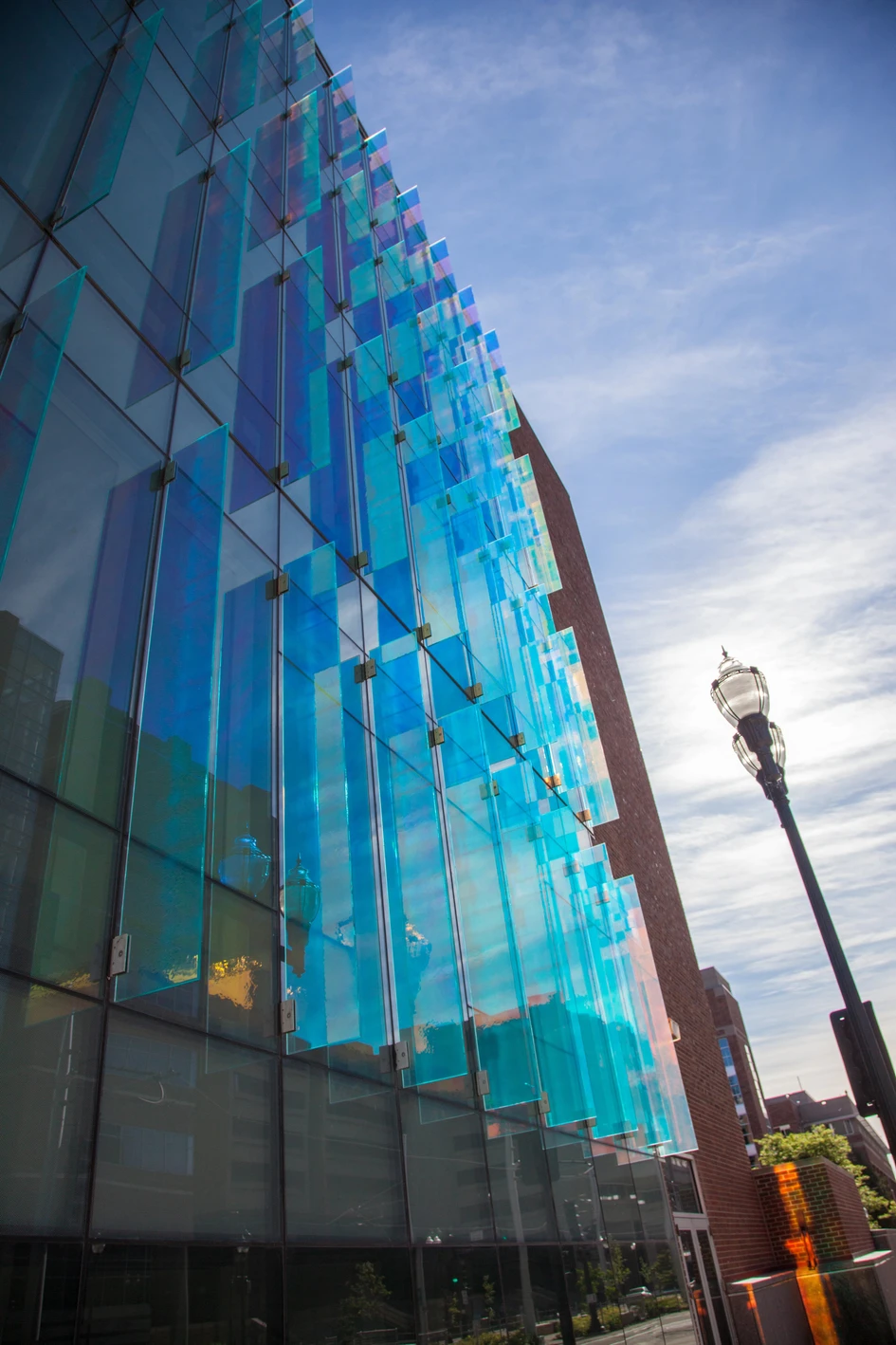 Die Serie 3M™ Dichroic Glass Finish bringt neue Dimensionen in den Raum; 3M bietet Designern eine breite Palette an Optionen und Flexibilität für die zukünftige Anpassung von Innenräumen, und das alles zu geringeren Kosten als gängige Alternativen 