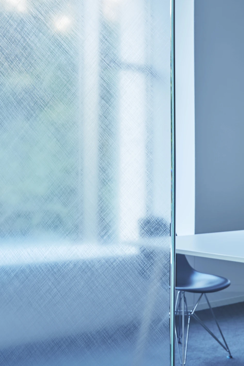 Mit 3M™ Fasara™ Glass Finishes können Trennwände, die am Arbeitsplatz für Komfort, Wohlbefinden und Gesundheit sorgen, auch optisch ansprechend sein und positiv zur Atmosphäre eines Innenraums beitragen