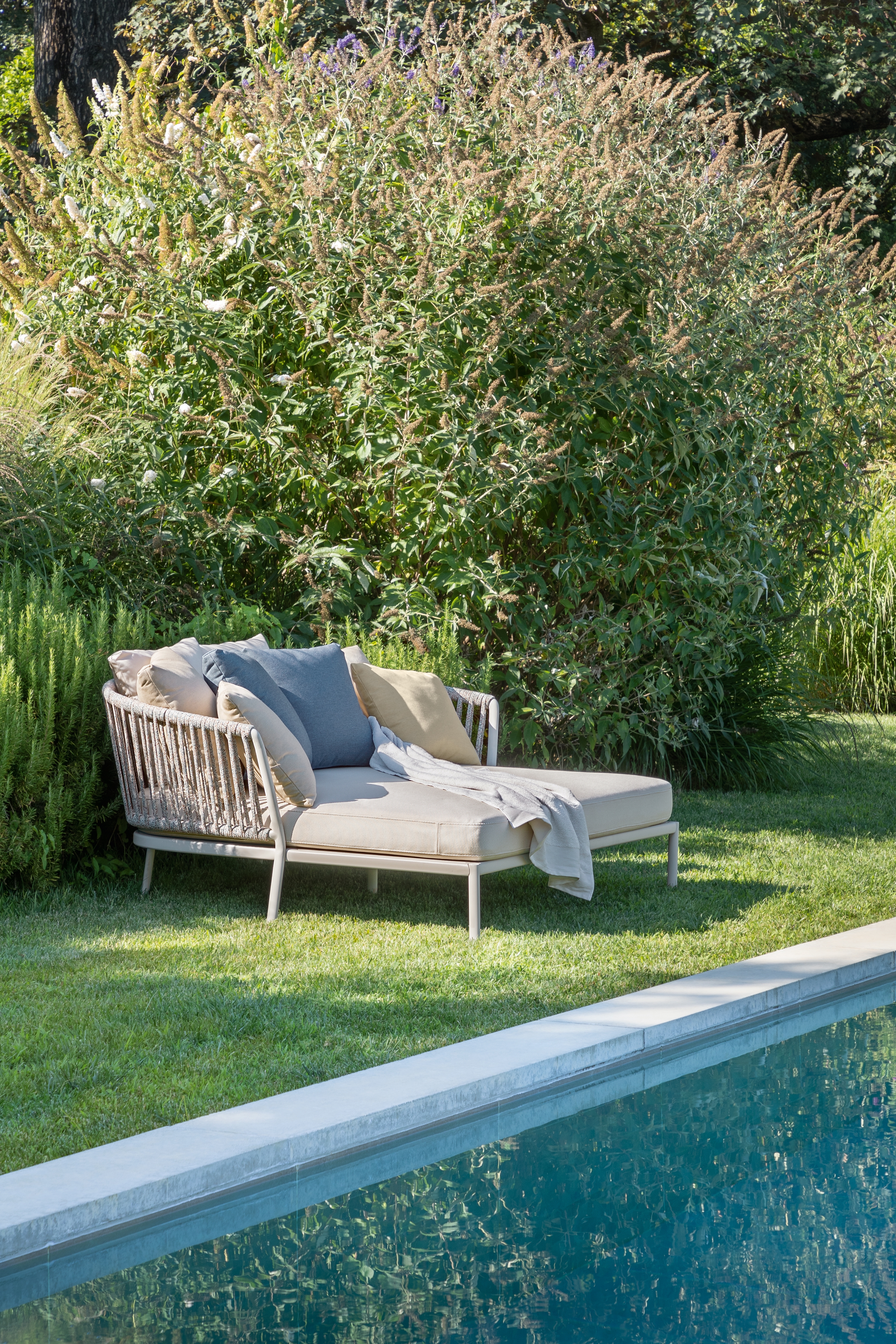 Variety is the spice of life: Ria is an outdoor seating furniture family that brings the cosiness of the living room into the garden. The collection includes armchairs, a classic chair, a lounge chair, two- and three-seater sofas and a daybed