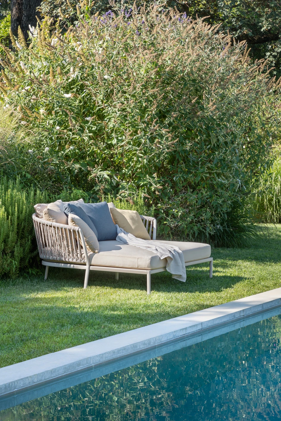 Variety is the spice of life: Ria is an outdoor seating furniture family that brings the cosiness of the living room into the garden. The collection includes armchairs, a classic chair, a lounge chair, two- and three-seater sofas and a daybed