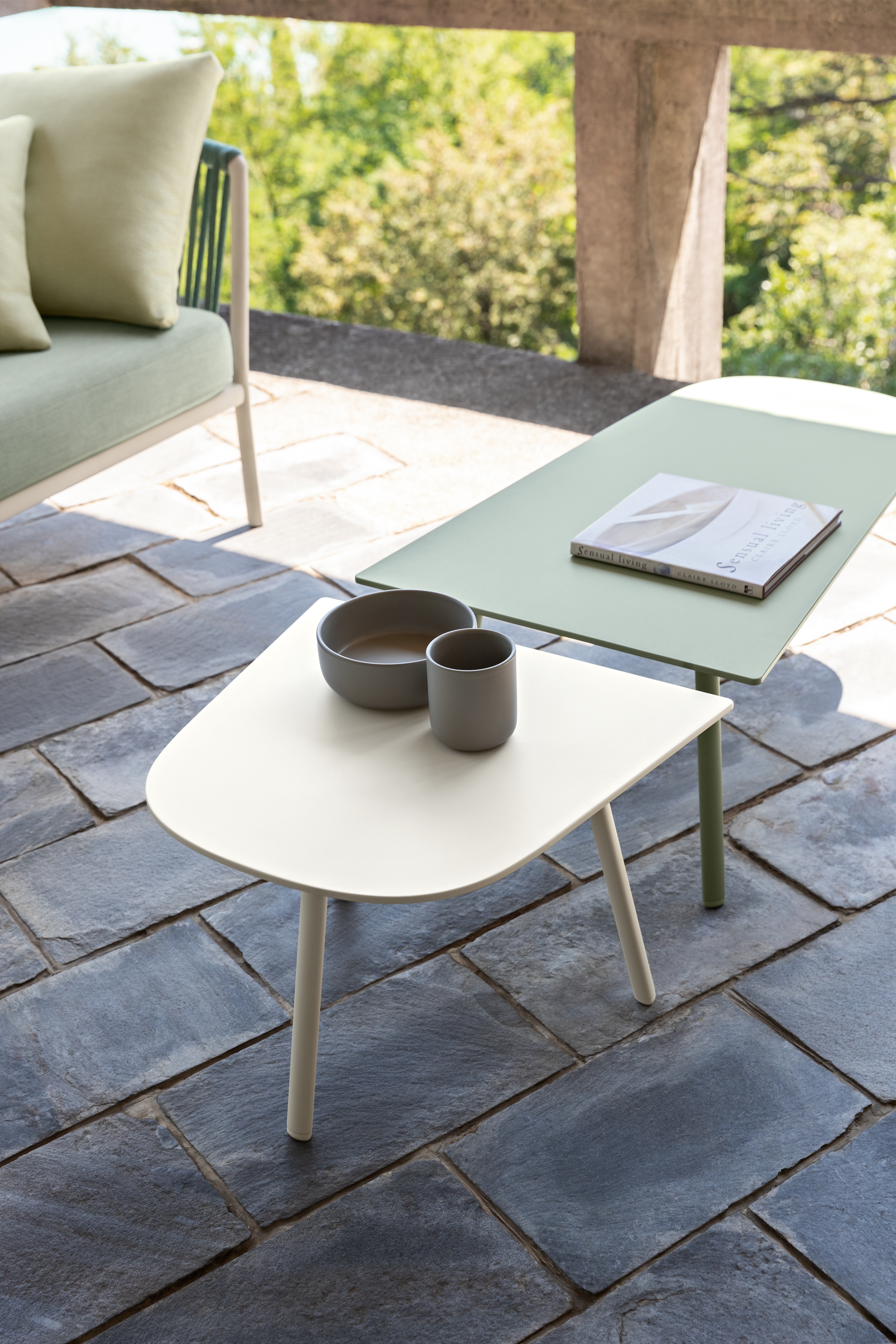 The modular Mosaiko table series can be arranged freestanding or in groups. The free choice of colour, shape and dimensions of different tables allows exciting combinations to be created