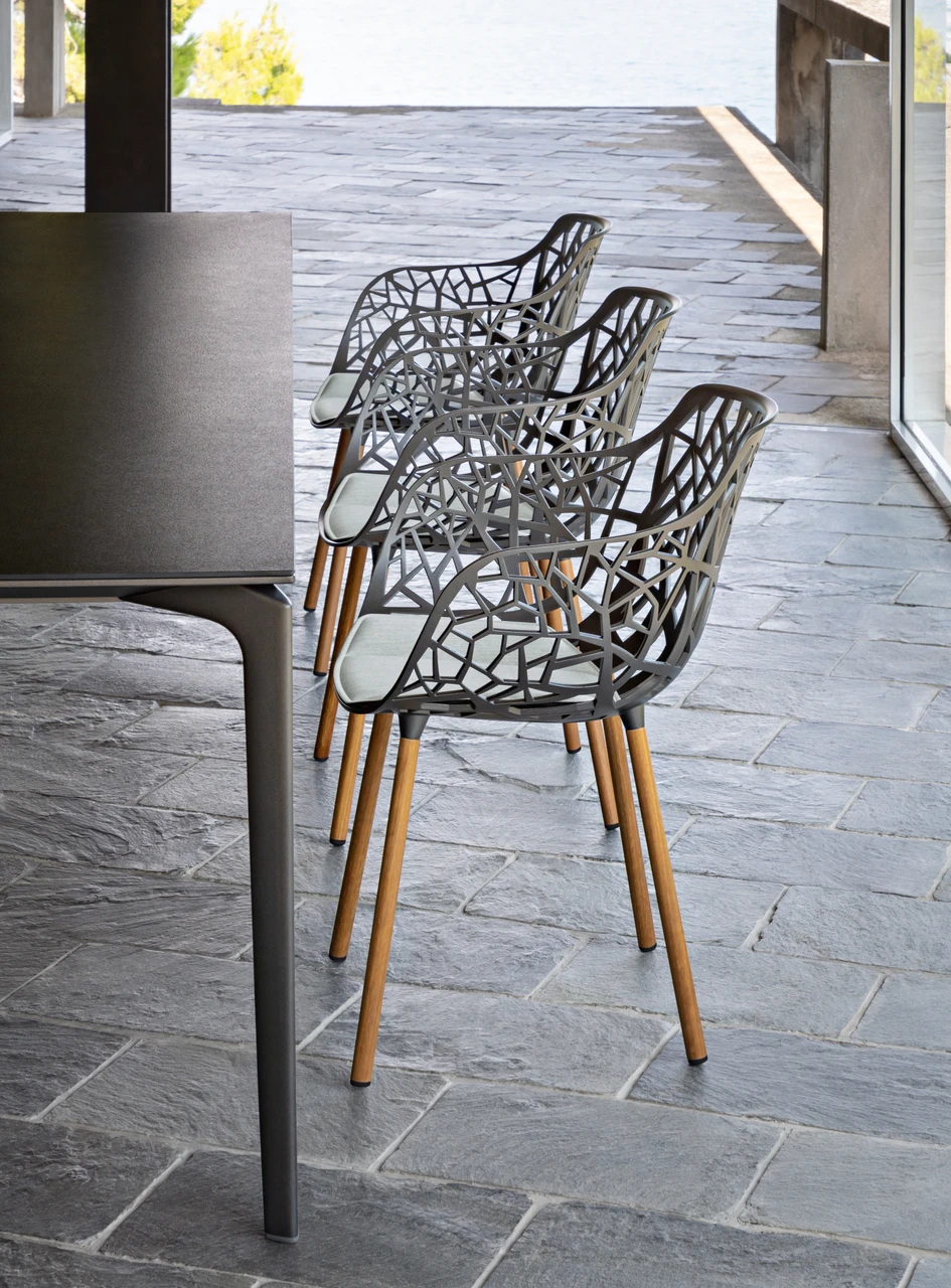 The internationally popular Forest garden chair, designed by Robby Cantarutti & Partners, can already be considered a modern classic. With its stylised branch structure, it looks like a piece of nature itself