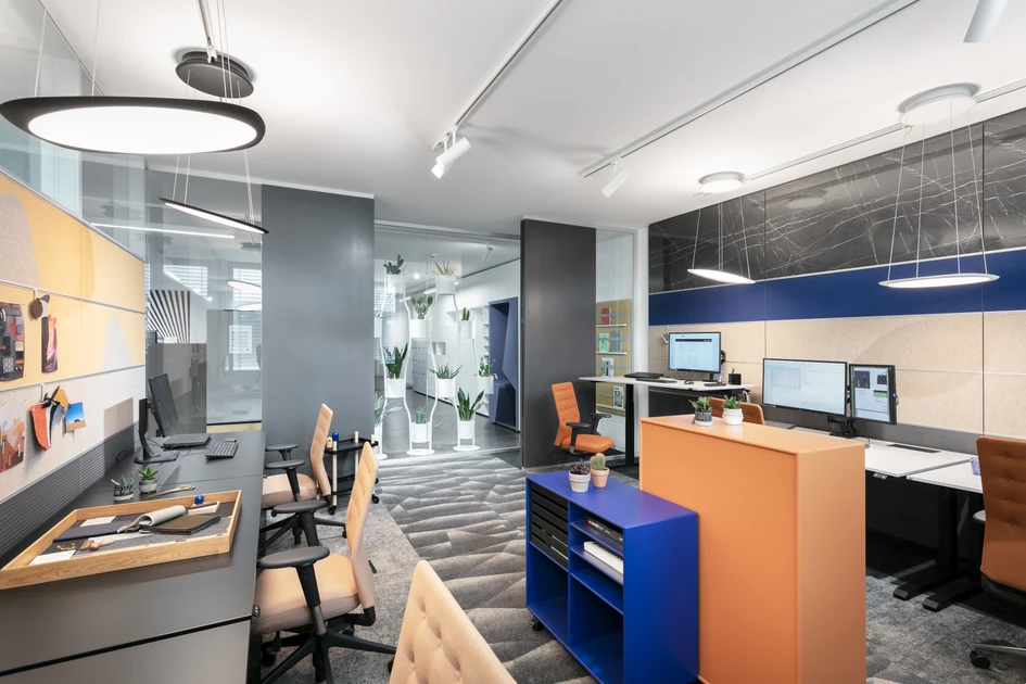 The room adjacent to the team area allows for concentrated work or co-creation. Fecophon acoustic elements separate the wall-oriented team area